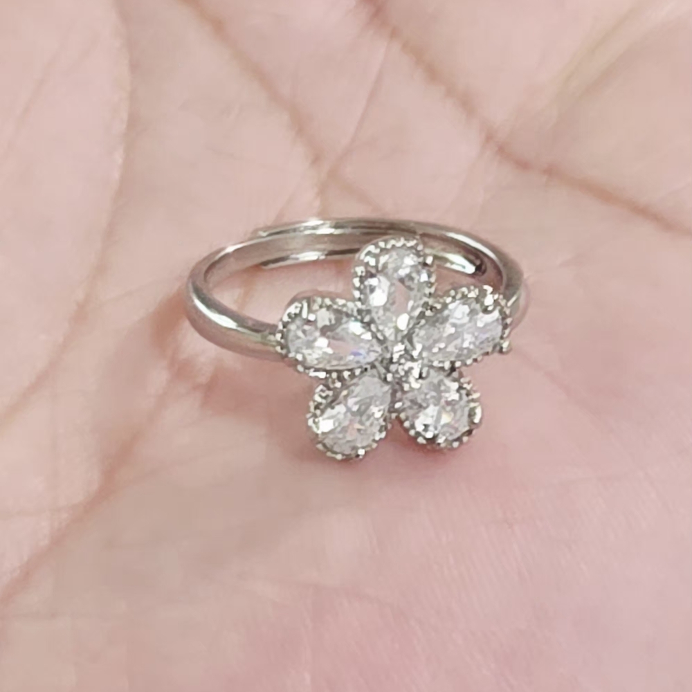 Dazzling Silver Floral Ring